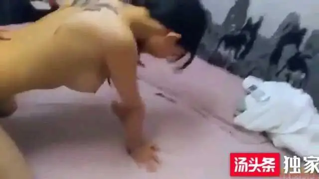 單男後入我的紋身小嬌妻，還說她太緊了，好爽最後吞精
