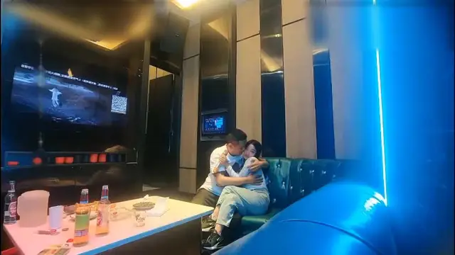 成都KTV裡唱歌飲酒，半醉半醒之際調情脫光來一發
