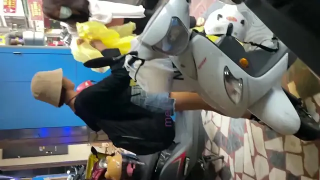 小吃店全景偷拍騎機車的少婦