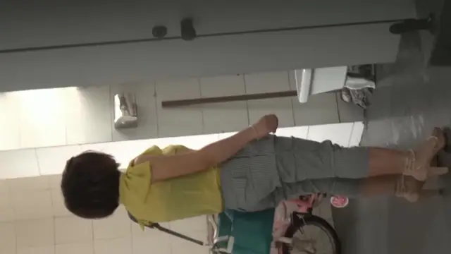 大師級經典偷拍 黃衣服美少婦的小黑鮑魚