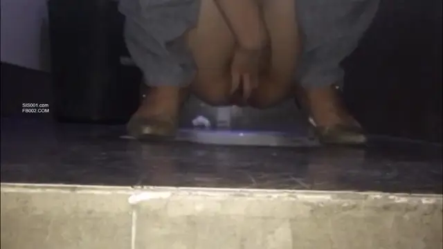 單位偷窺氣質女主管噓噓