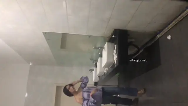 短髮美眉尿尿如洪水