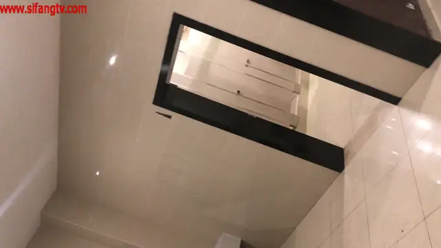 戴眼鏡文靜的女孩我最愛的女孩，淑女的一雙巧手，上廁所拿著紙巾輕輕擦拭著姨媽留下的血。