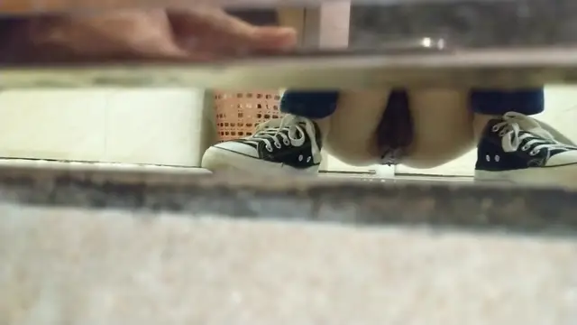 廁所偷窺長髮漂亮眼鏡美眉噓噓