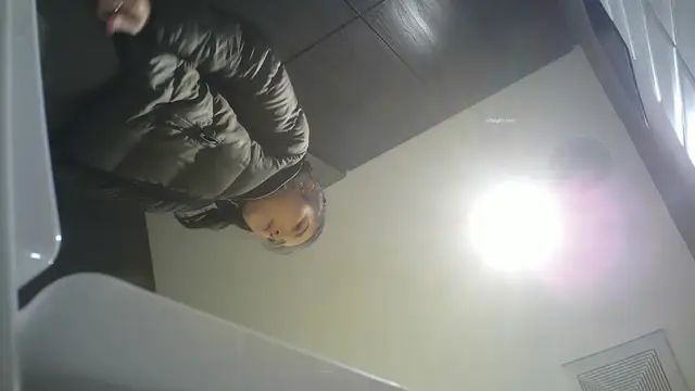 商場女廁偷窺穿羽絨服的少婦不敢坐蹲著尿