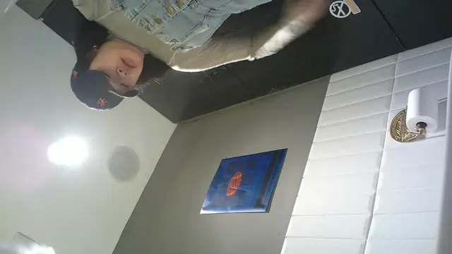 商場女廁刁鑽角度偷窺揹帶褲美女的無毛小嫩鮑
