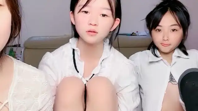 三個00後嫩妹妹！年紀不大超會玩！極品超嫩粉穴，女女雙頭龍互插，幸福老哥一挑三，騎乘位輪流上陣