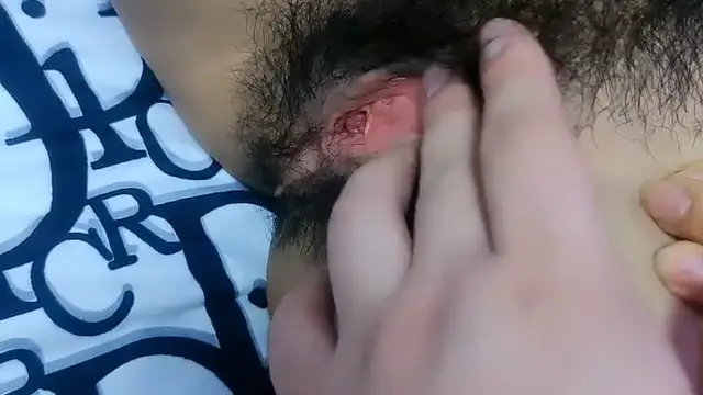 逼毛濃厚的小少婦被幹哥乾爽了，露臉口交大雞巴，讓大哥掰開騷穴特寫展示給狼友看，多體位蹂躪抽插浪叫不斷