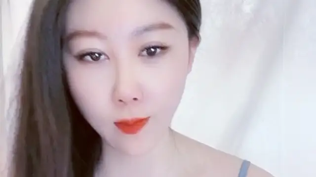 【禁漫直播】高顏值高挑女主播,露臉跳蛋自慰岔開大腿,特寫一隻大鮑魚