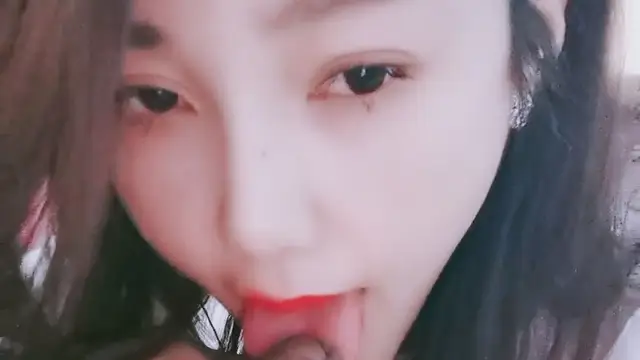 【禁漫直播】脊柱上有紋身的極品風騷人妻跟蒙面大哥啪啪,口交大雞巴活超棒表情好騷,配合大哥各種抽插爆草,浪叫呻吟