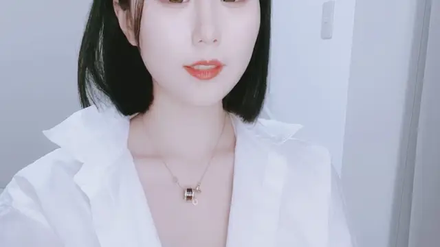 【禁漫直播】氣質甜美！超高顏值短髮美女！大姨媽剛走秀一波！性感襯衣掏出柔軟奶子,多毛騷穴掰開特寫