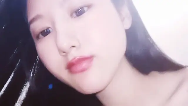 【禁漫直播】大眼巨乳萌妹子,露臉自慰,第一視角特寫掰穴,完美展現微動之美白絲吊帶誘惑十足