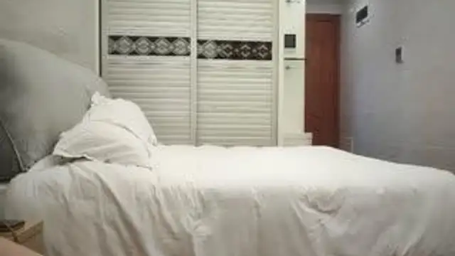 探花小哥酒店約服務周到的短裙大奶少婦