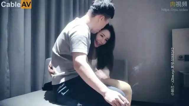 男魔小天深夜場約了個白衣騷氣少婦啪啪，性感黑絲口交側入抱起來大力猛操